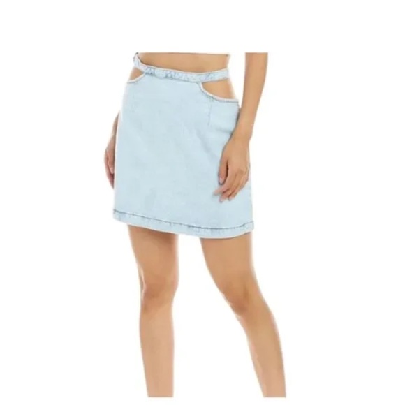 WeWoreWhat NWT Women’s denim cut out skirt, Med/Sm sizes. Waist belt adjustable - Picture 3 of 9